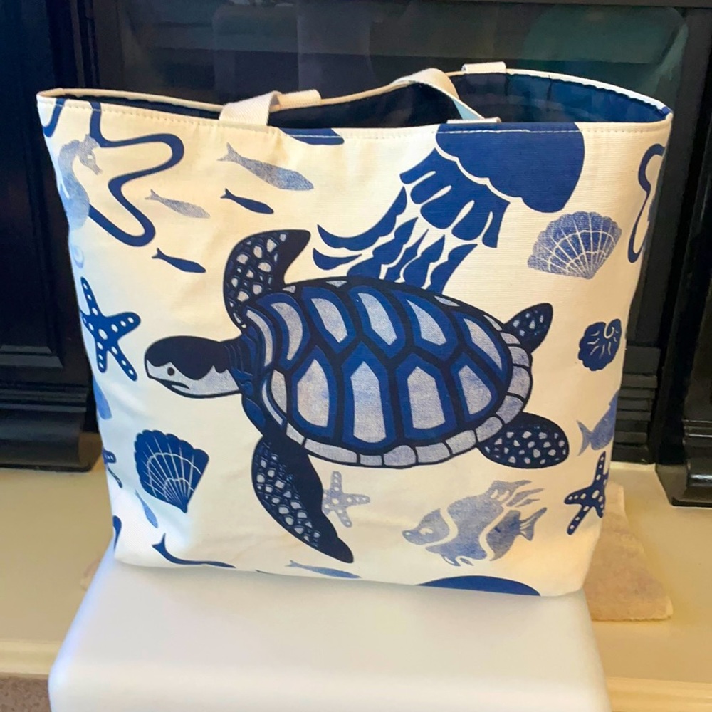 Cute turtle beach bag. ☀️